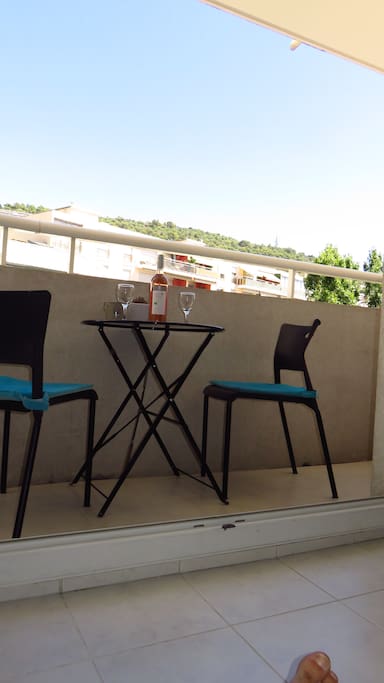 Le balcon avec sa joli vue sur le Mont Boron