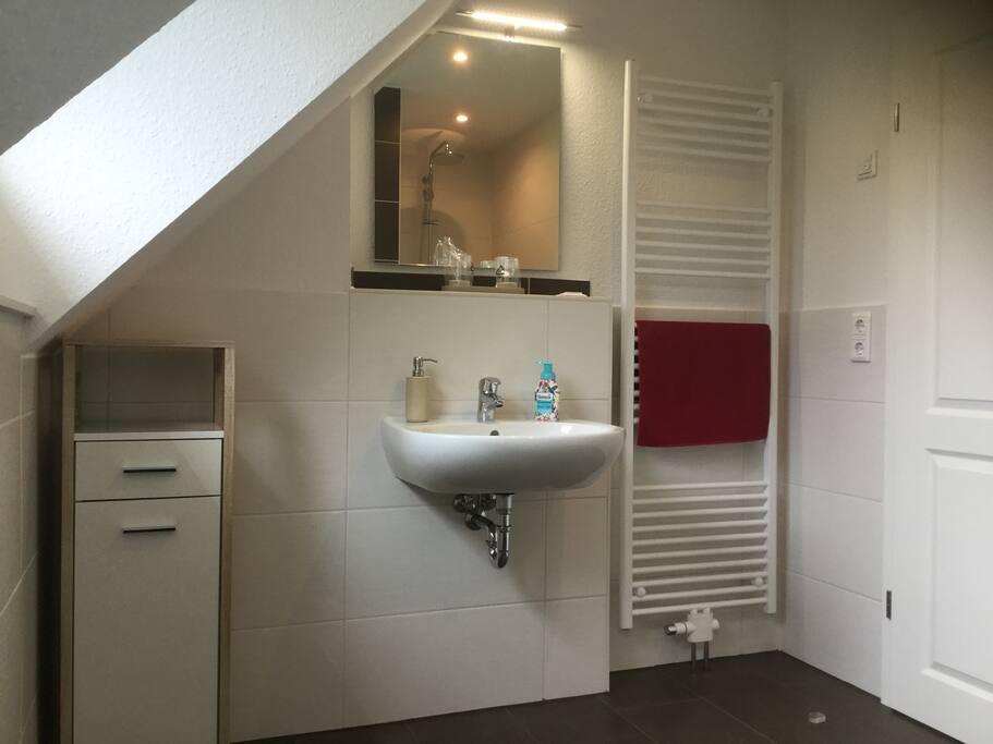 Bad im OG mit WC und begehbarer Dusche