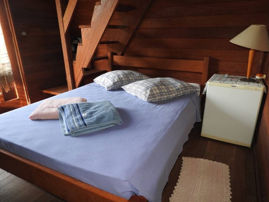 Suíte 4 - Suíte com bwc privativo. Possui 01 cama de casal + 01 colchão de casal. A cozinha é compartilhada com os demais hóspedes.