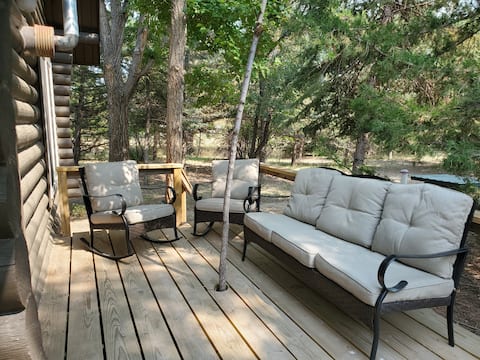 Glendo Log Home Close to the Lake
