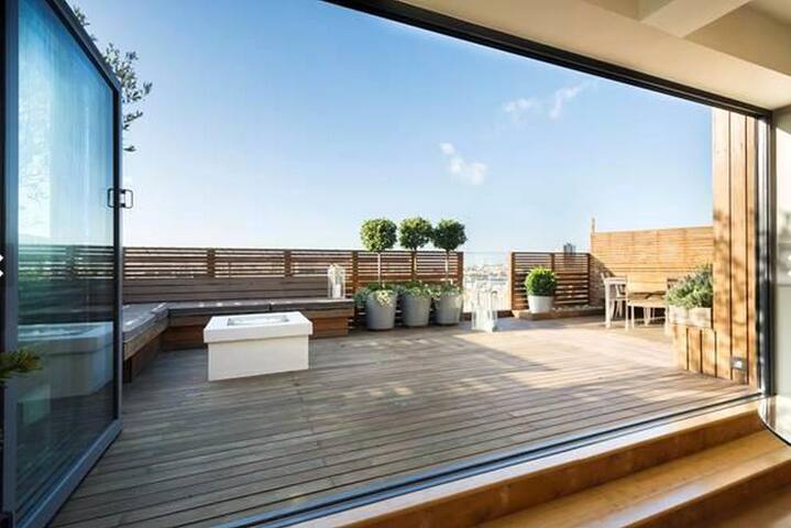 Modern Penthouse – large terrace & amazing views! gallery image 5