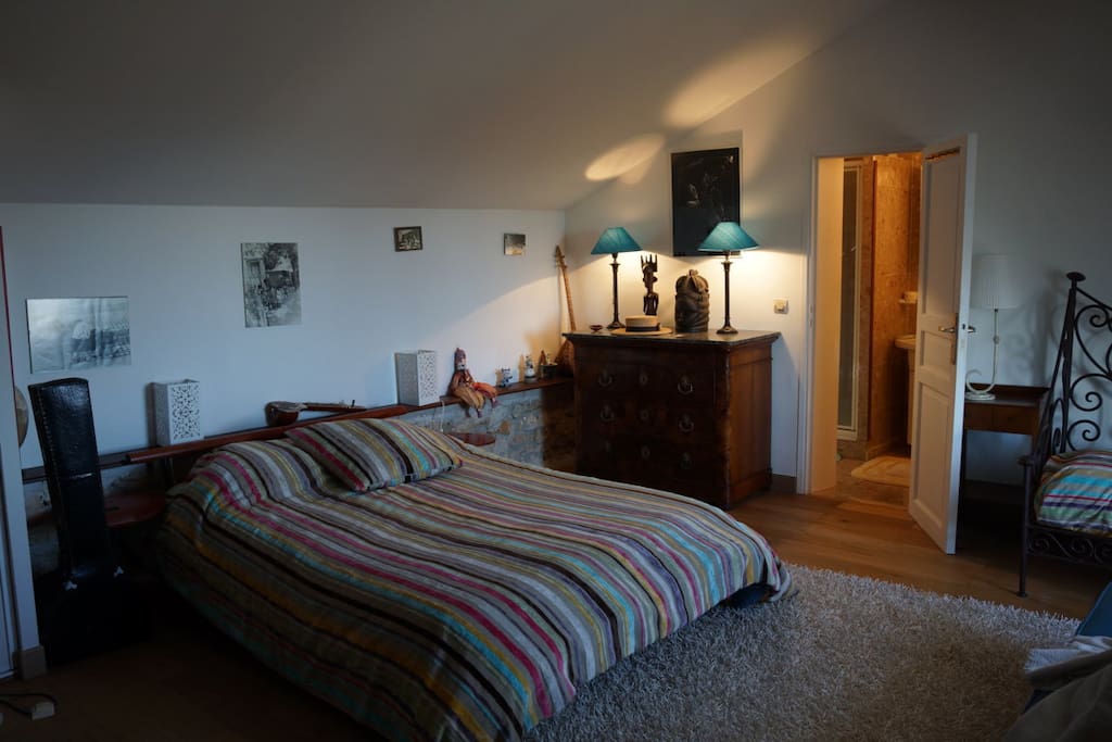 Vue de la chambre et accès salle de douche et wc