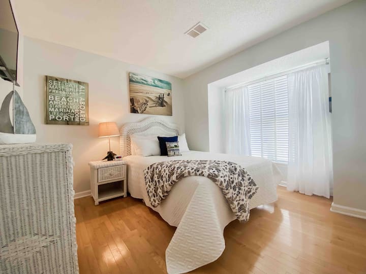 Second bedroom with queen bed and flatscreen TV. 