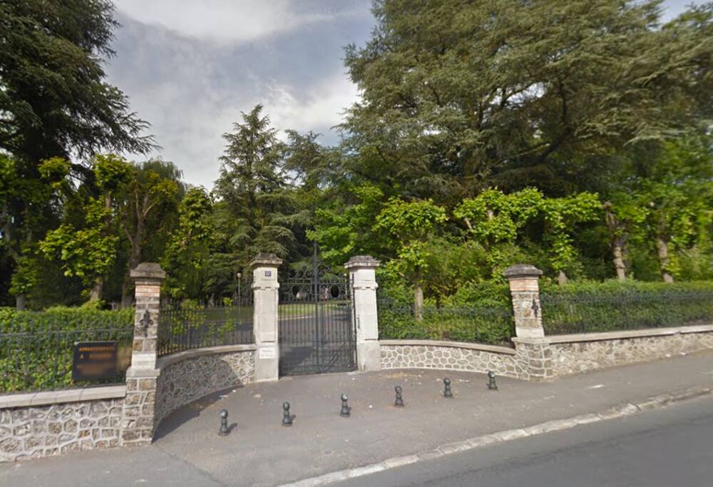 Entrée de la résidence avec parc paysager de 5 hectares. L'arrêt du bus 269 qui arrive de la gare est à 200 m à pied