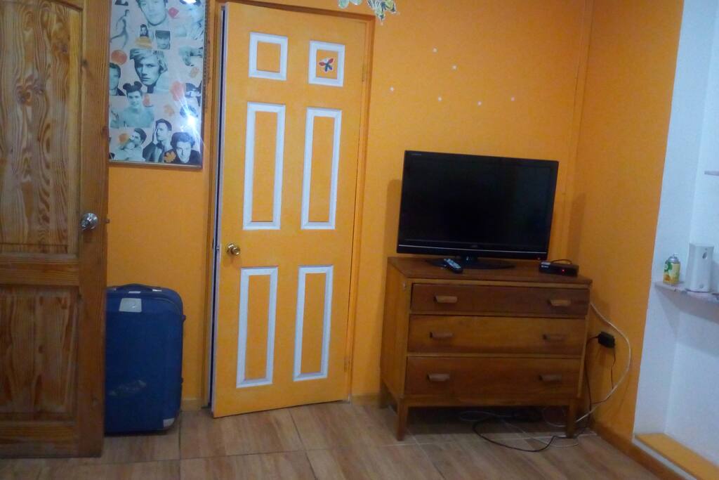Con comodidad para guardar tu ropa, tv cable y acceso a otro dormitorio