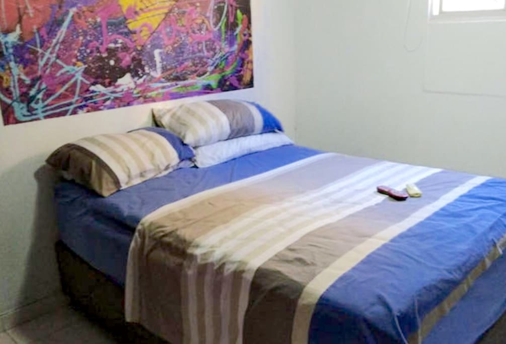 La habitación es segura y muy agradable. Cuenta con cama doble, sábanas limpias y nuevas, tv con internet y seguridad.