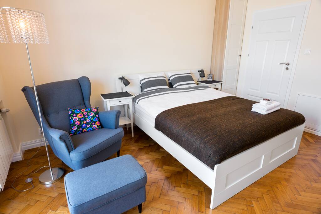 Beautiful studio apartment.Very comfortable queen size bed. Excellent mattress.