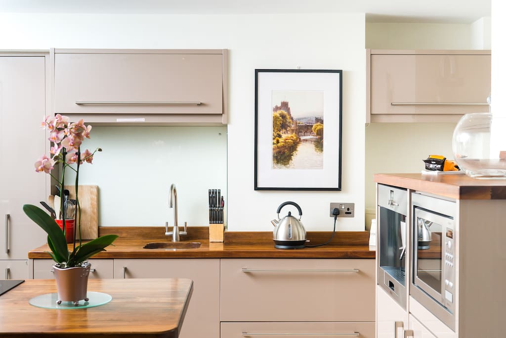 Apt 4 kitchen - BOSCH fridge, freezer, hob, oven, washing machine and dryer