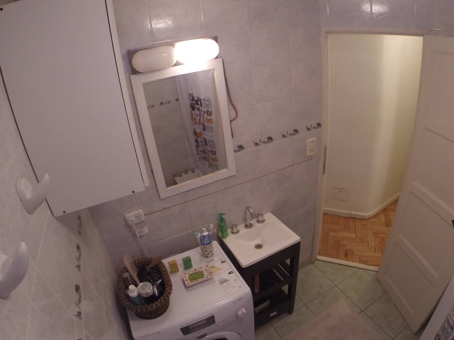 Baño. Lavatorio y lavarropas automatico.