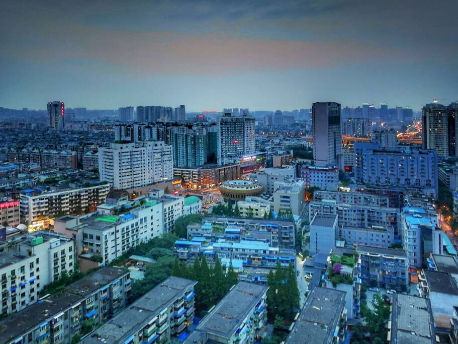 从阳台看出窗外
