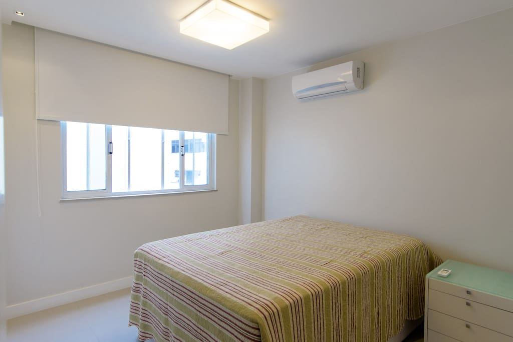 Suíte 01 possui: banheiro, ar condicionado split, mesa de cabeceira e cama da casal.