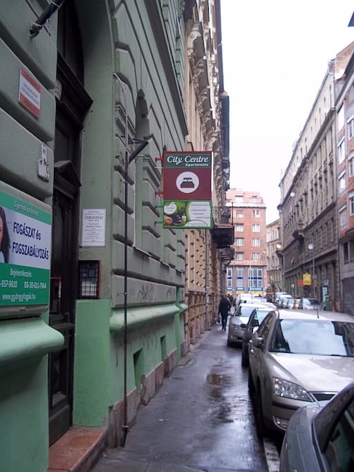 entrance of the building of City Centre Apartments in Szentkirályi utca