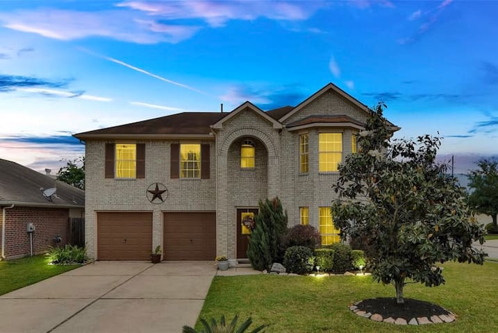 Close to The Woodlands Mall, Spacious, In Home Gym