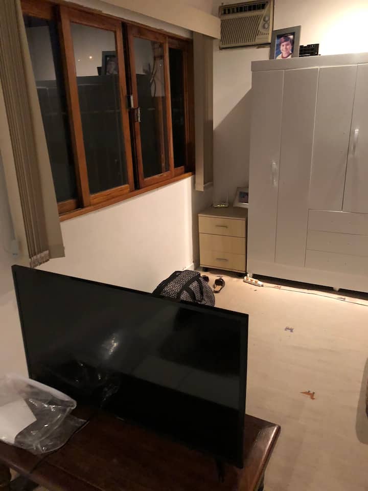 Chumba cha juu na nafasi ya kazi ya mbali, kabati na Smart tv inchi 42