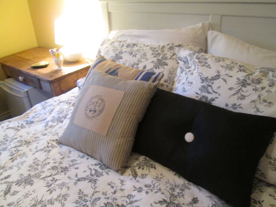 comfy queen bed, fresh white high thread count linens