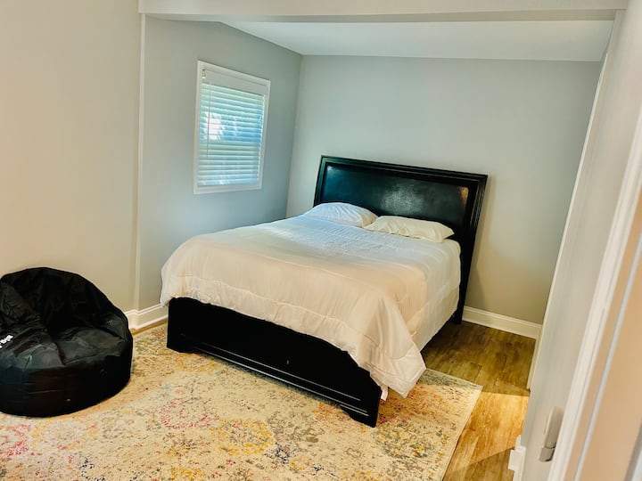 Lit queen size dans la chambre principale