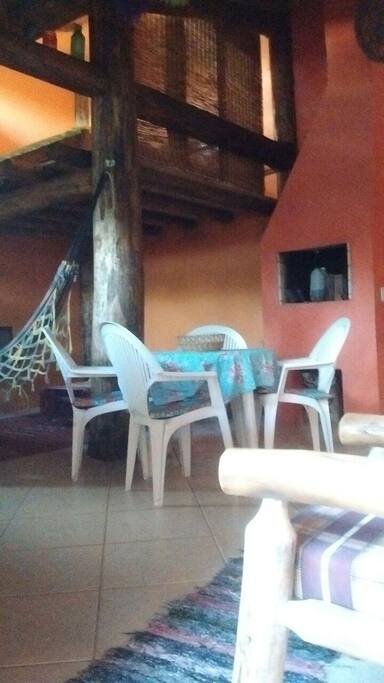 Sala de jantar com churrasqueira