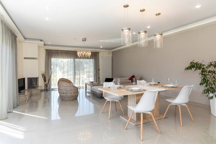 LaLuna Luxury Villa gallery image 4