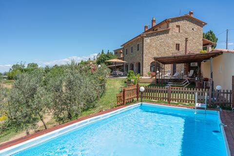 Stone-built farmhouse with pool by Vacavilla