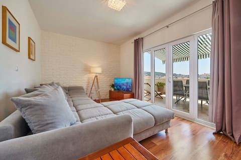 Sara°cozy&spacious with terace near old townTrogir