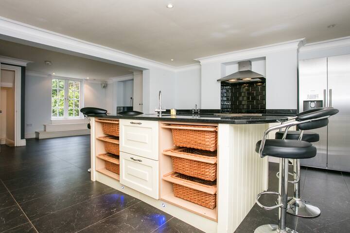 Luxury Property | Frm £18k Per Mth | Village SW19 gallery image 2