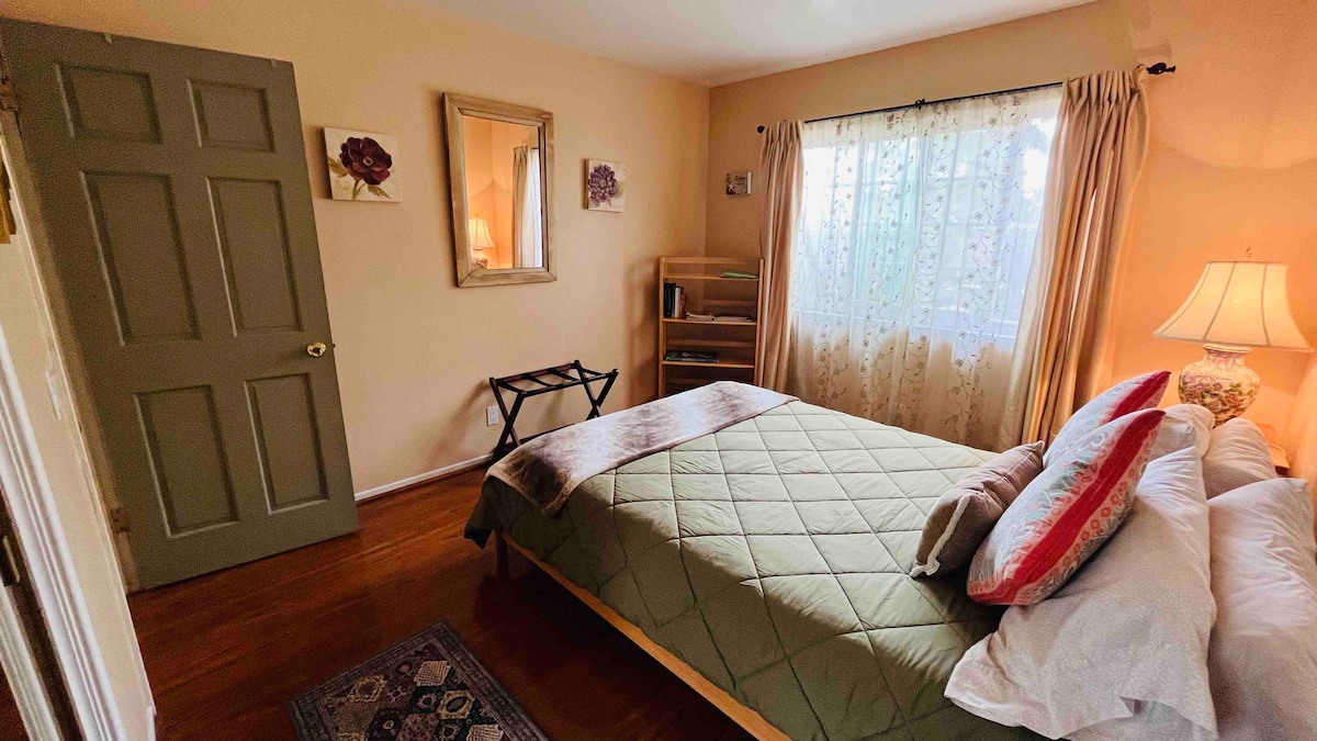 后院有窗户，可欣赏花园景观。