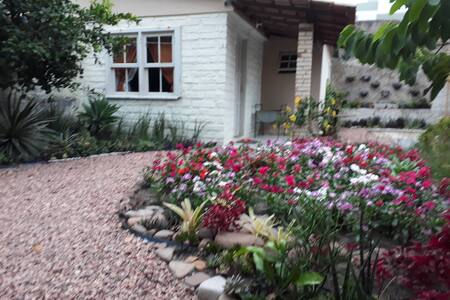 Acomodação Recanto das Flores - 180m da Praia