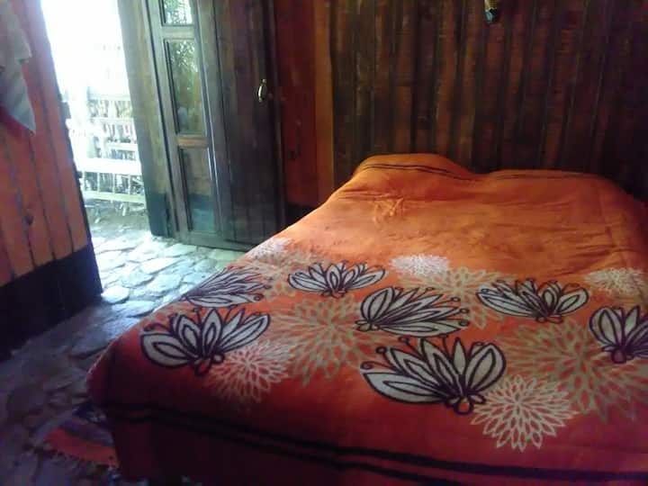 Თიხისგან დამზადებული პატარა კოტეჯი ბოთლებითა და ხით ნოპალითა და ცაცხვით 