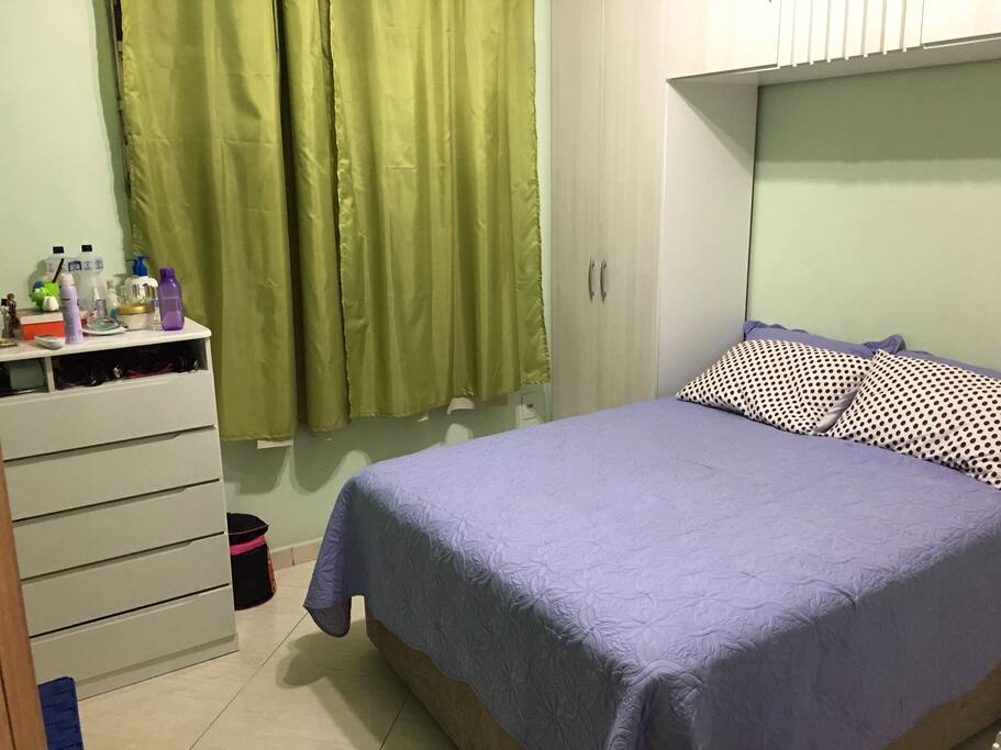 Quarto com tv, cama de casal e ar condicionado