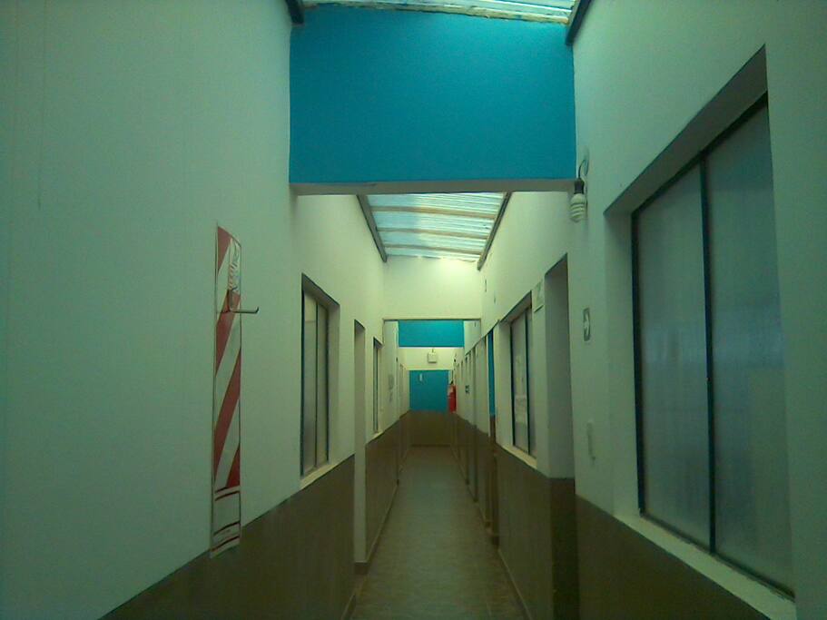 Galeria para acceso a Habitaciones y salidas de emergencia