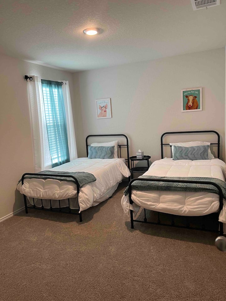 2 - ра спалня. Тюркоазена стая. Две единични легла, до спалнята на господаря. 