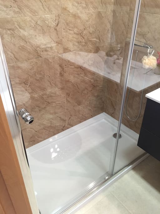 1. Badezimmer mit großer Dusche