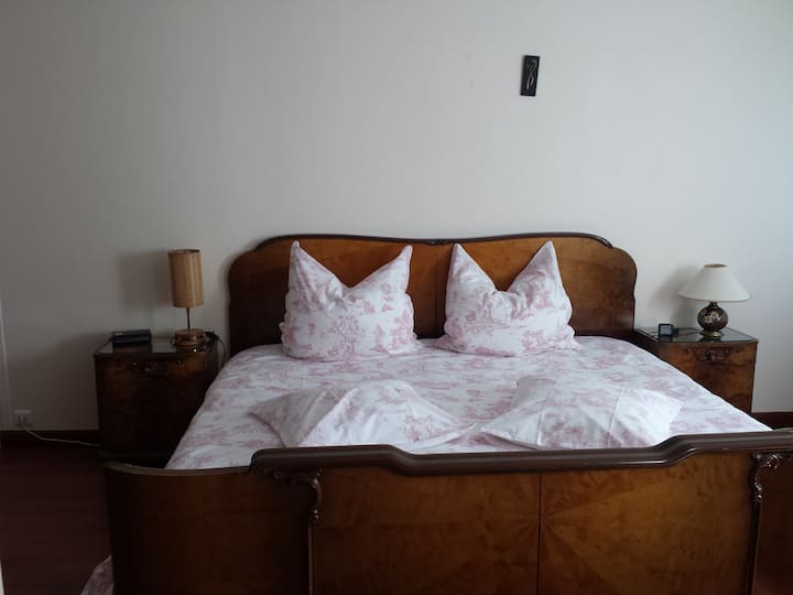 Chambre rez - de - chussée 20m² - Ground - floor bedroom - Zimmer im Erdgeschoss