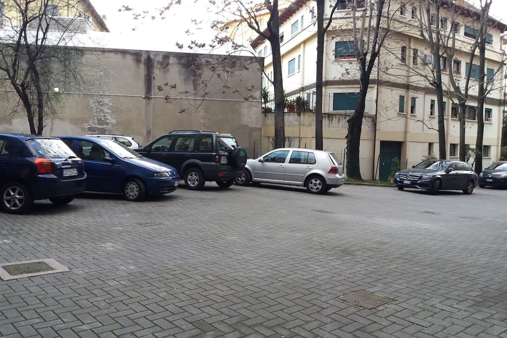 parcheggio/cortile