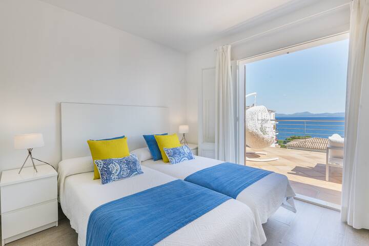 Villa Alcanada: Amazing sea views & fantastic pool gallery image 4