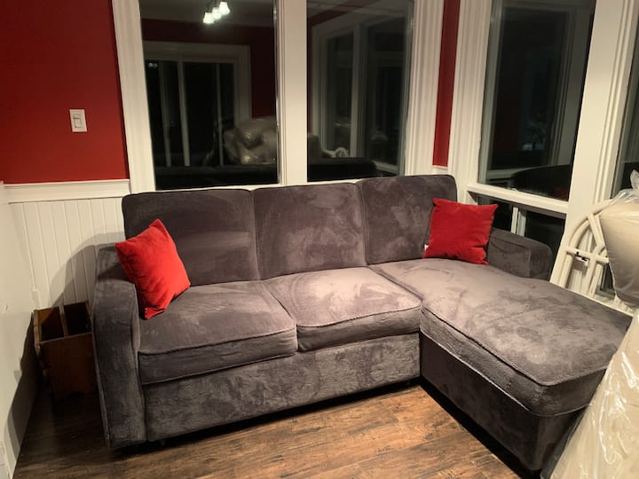 Წითელი მზის ოთახი - შეიძლება გადაიქცეს მე-4 საძინებლის სივრცედ, რომელიც გამოყოფილია ბეღლის კარით.

Გამოდის და ისევ ისვენებს გასაშლელ დივანში, რომელსაც შეუძლია 2 ზრდასრულის კომფორტული დაძინება.