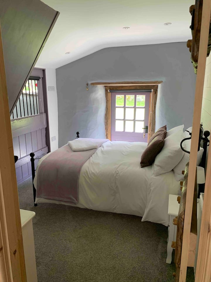 غرفة نوم مزدوجة بجوار الحمام 