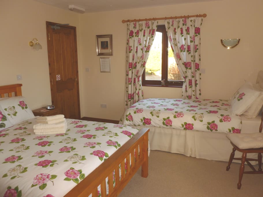 En-suite ground floor room over looking garden and fields free WiFi,
Large bright cosy room with tea and coffee making facilities! complimentary bottle of water, coffee and tea and a biscuits for you to enjoy!
Iron and ironing board.