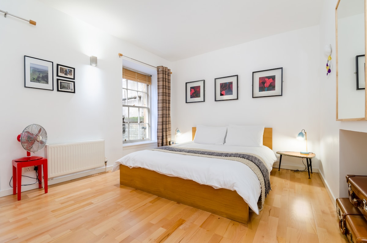 Pohodlná manželská posteľ v priestrannej spálni