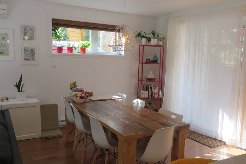 Grande table en bois de grange pouvant accueillir facilement 8 personnes.
