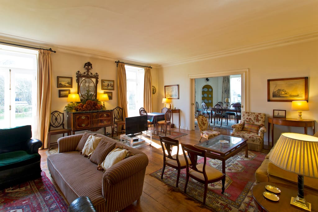 The living-room, acessing the garden.