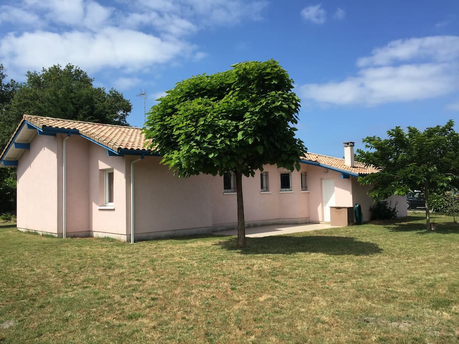 arrière maison avec terrasse carrelée de 20 m2