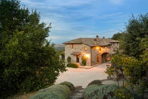 Elegant countryside retreat in the Umbrian hills