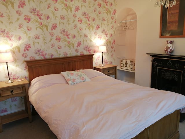 Lovely double room in large house.