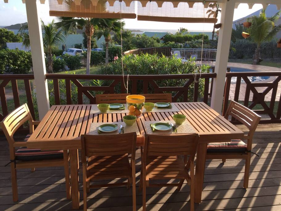 petit déjeuner sur la terrasse ensoleillée