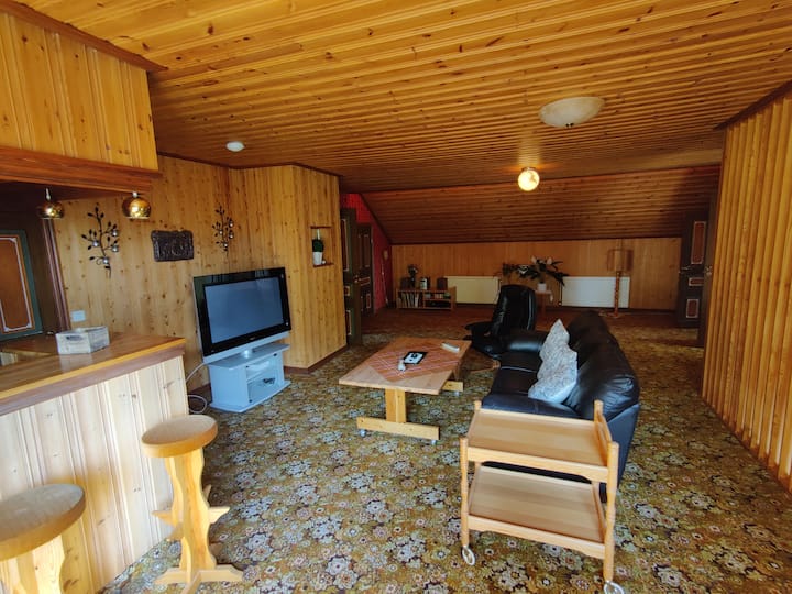 上层大厅配有电视和两张单人床，一张配有木质底部和泡沫床垫。 这张照片中不包含在内，但位于墙上最左右，如果您愿意，我们可以搬到楼下或任何卧室。