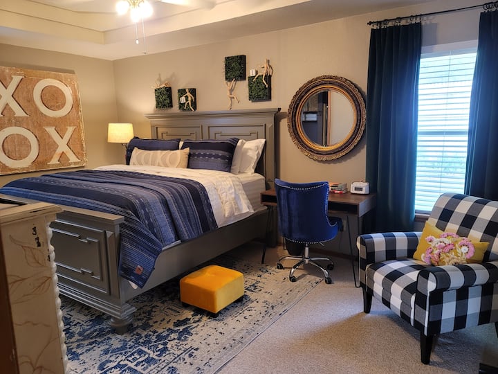 宽敞的卧室，配有套间浴室和步入式衣柜。