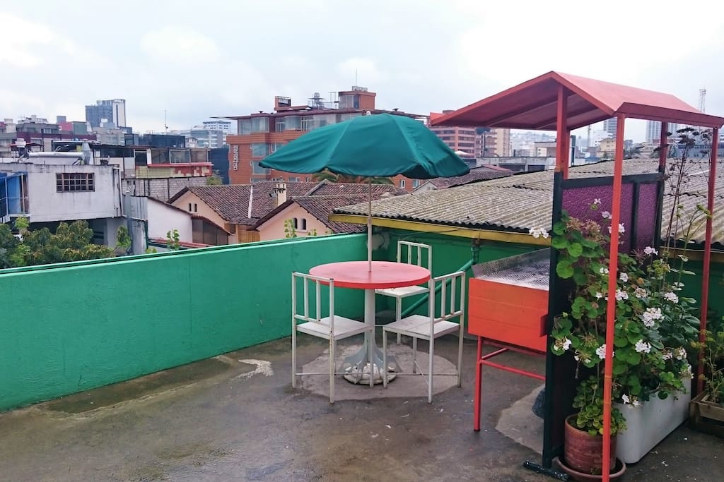 terraza con zona estar y parrilera con lavandero