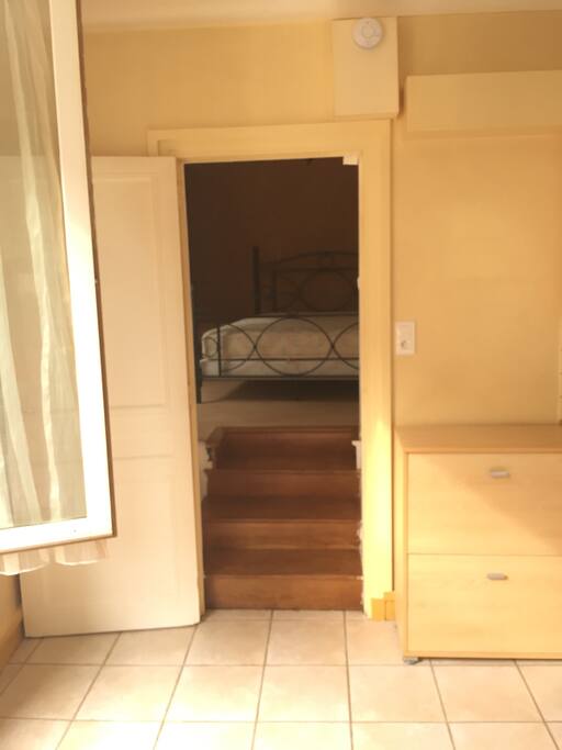 Vue sur chambre avec lit 2 places et accès salle de bian