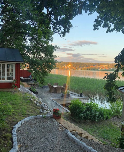 Lake side house with porches, boat, sauna and pier